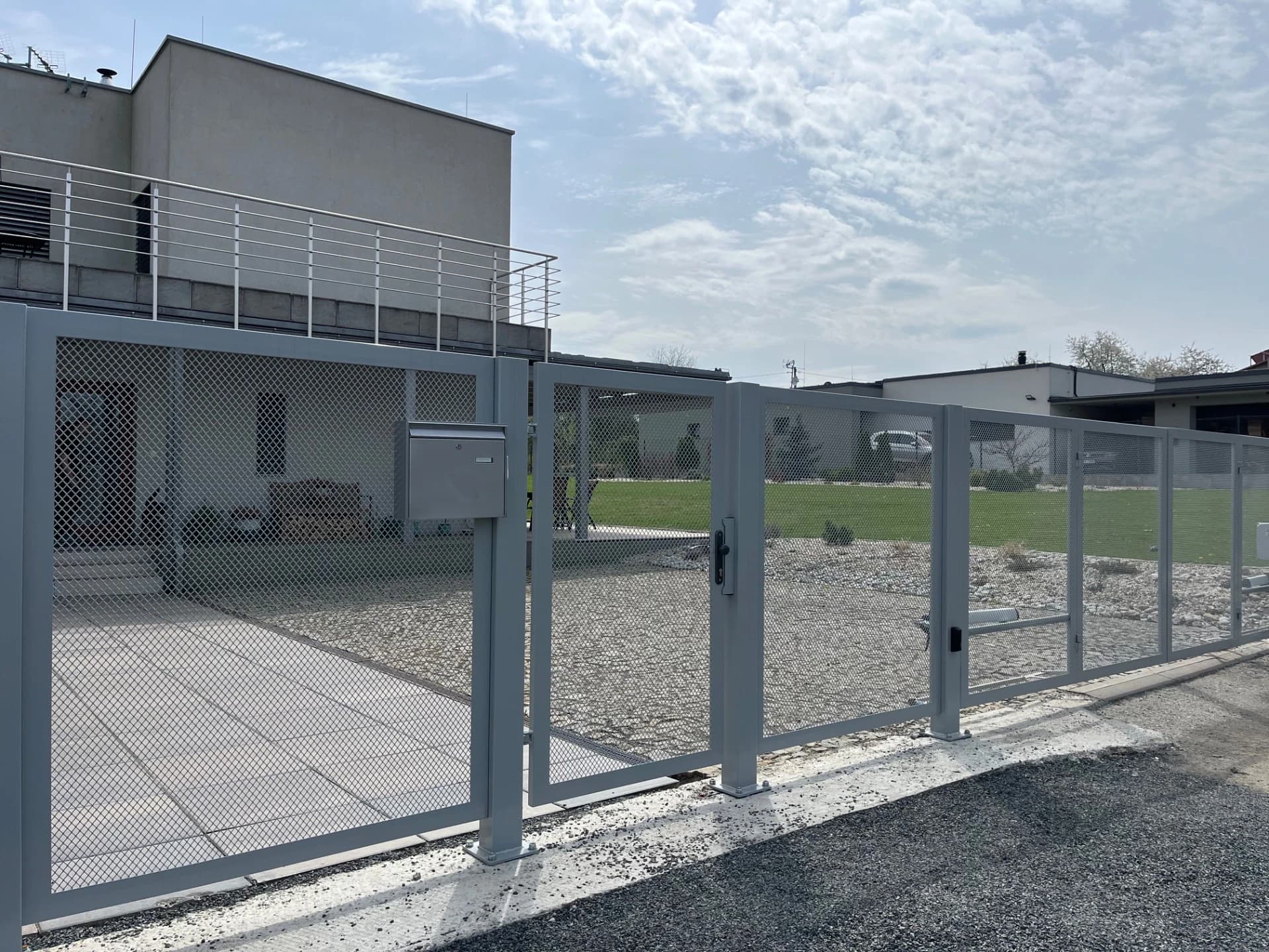 Vjezdová brána na míru — Kovovýroba Rozbroj Karviná